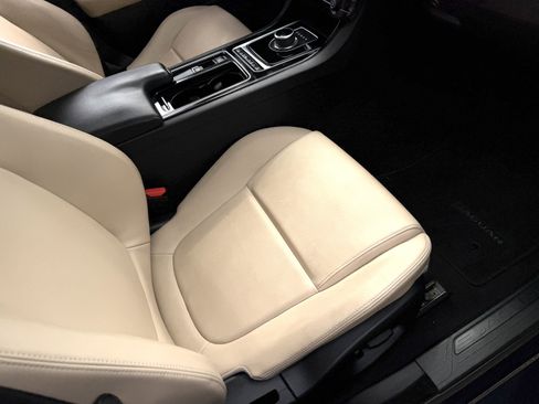Used 2018 Jaguar XE RWD image 11