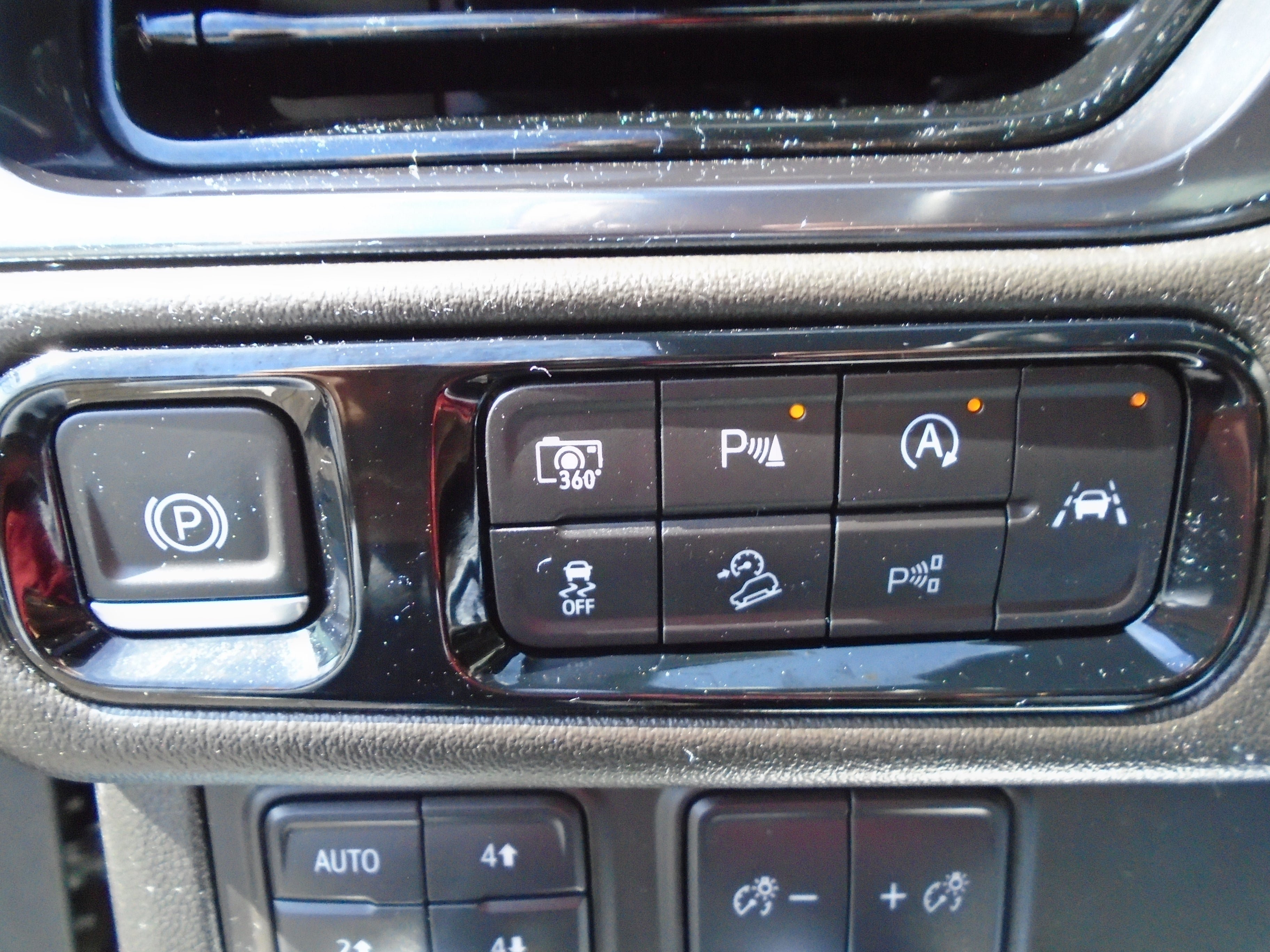 Used 2025 GMC Yukon AT4 AWD/4WD image 76