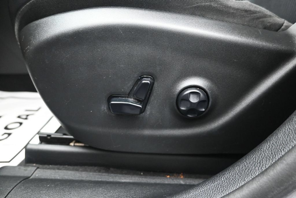 Used 2020 Jeep Cherokee Limited FWD image 11
