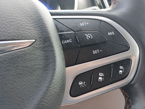 Used 2020 Chrysler Pacifica Touring w/ Advanced Safetytec Group FWD image 21