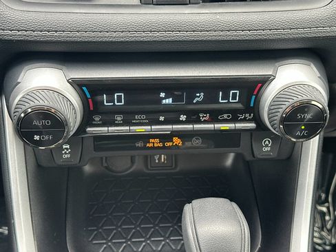 Used 2025 Toyota RAV4 XLE AWD/4WD image 22