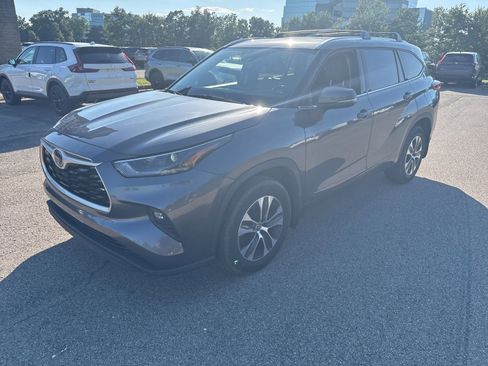Used 2021 Toyota Highlander XLE FWD image 14