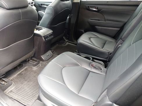 Used 2022 Toyota Highlander XLE AWD/4WD image 37