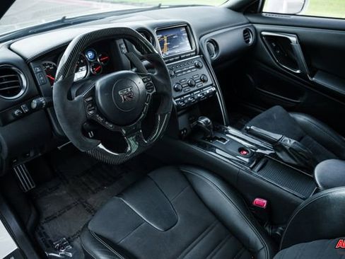 Used 2014 Nissan GT-R Premium image 2