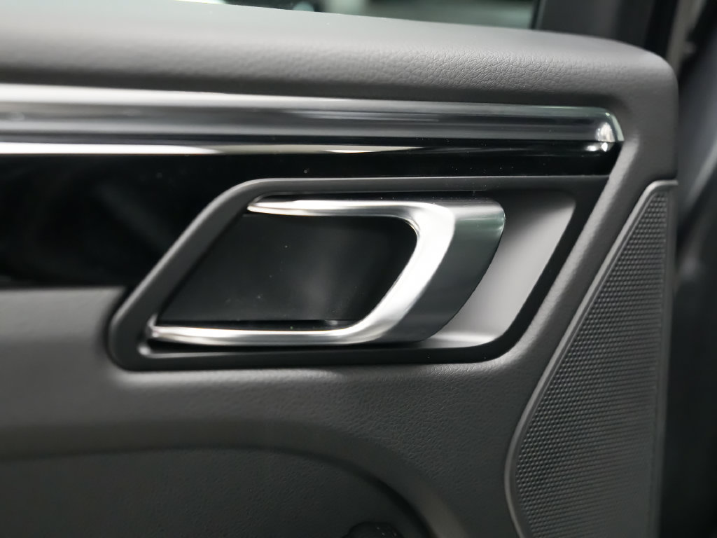 Certified 2026 Porsche Macan AWD/4WD image 15