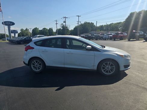 Used 2017 Ford Focus SE w/ Cold Weather Package FWD image 5