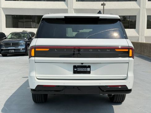 New 2027 Lincoln Navigator L Premier AWD/4WD image 4