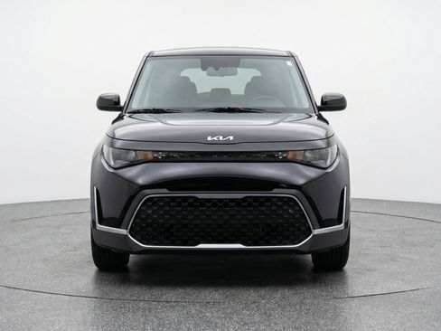 Used 2025 Kia Soul LX w/ LX Technology Package FWD image 2