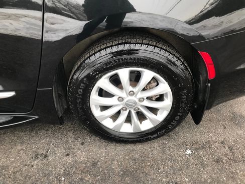 Used 2018 Chrysler Pacifica Touring-L image 40