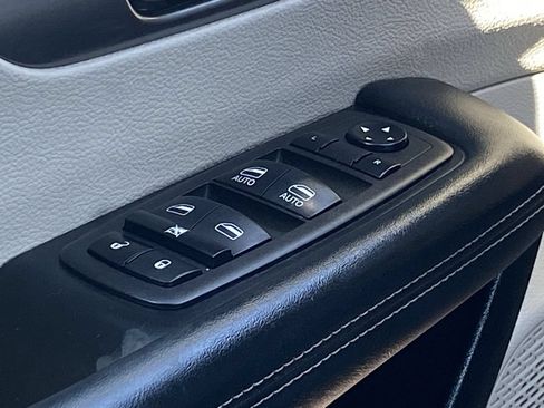 Used 2023 Chrysler Pacifica Touring-L FWD image 29
