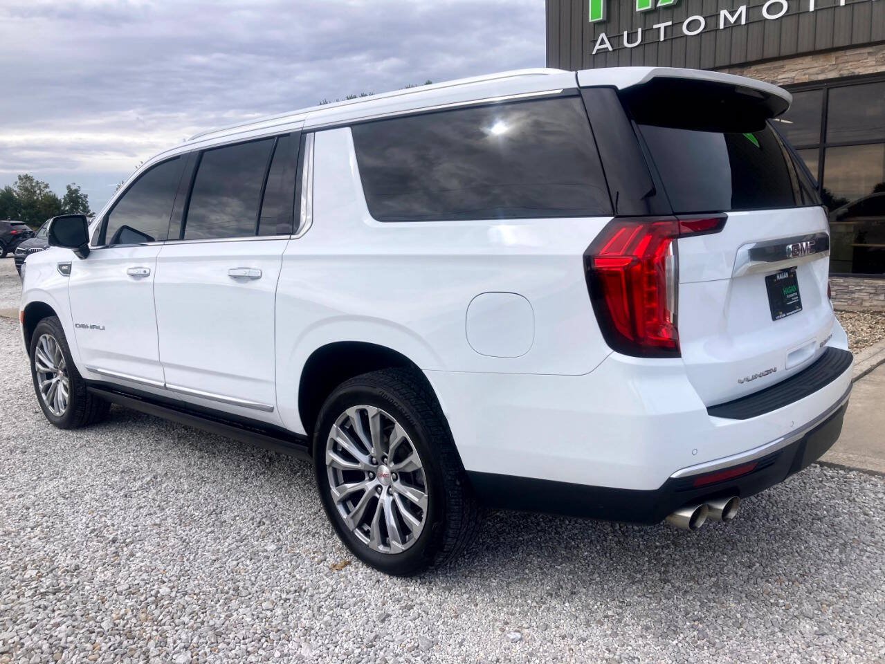 Used 2021 GMC Yukon XL Denali w/ Denali Ultimate Package AWD/4WD image 7