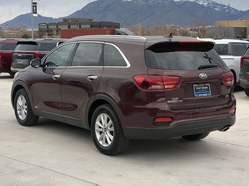 Used 2019 Kia Sorento LX w/ LX Convenience Package image 3