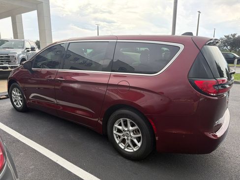 Used 2023 Chrysler Pacifica Touring-L FWD image 6