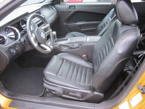 Used 2010 Ford Mustang Convertible image 9