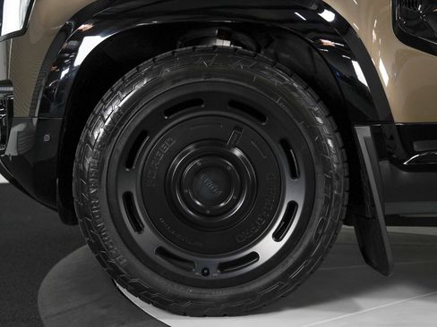 Used 2025 Land Rover Defender 110 X-Dynamic SE image 20