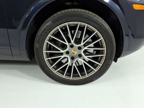 Certified 2023 Porsche Cayenne Platinum Edition image 7
