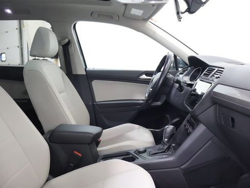 Used 2019 Volkswagen Tiguan SE w/ Panoramic Sunroof Package image 21