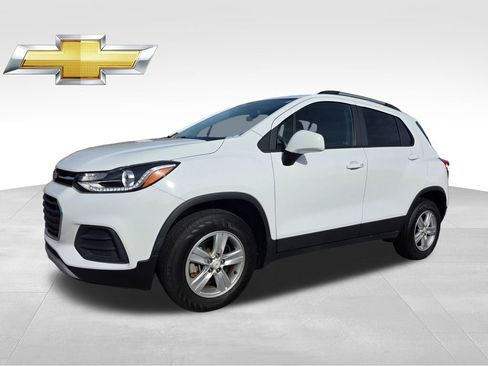 Used 2022 Chevrolet Trax LT w/ Driver Confidence Package image 2