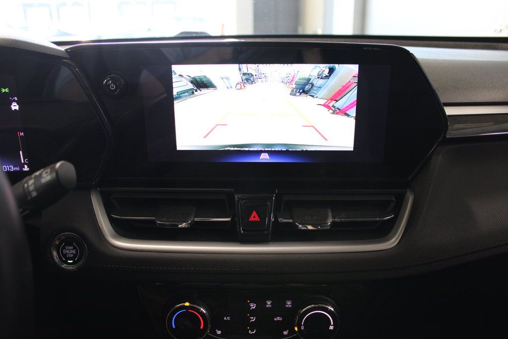 Used 2025 Chevrolet TrailBlazer LT w/ LT Cold Weather Package FWD image 15