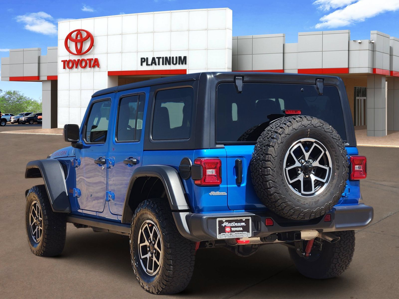 Used 2025 Jeep Wrangler Unlimited Rubicon w/ Convenience Group AWD/4WD image 5