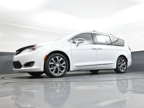 Used 2017 Chrysler Pacifica Limited FWD image 45