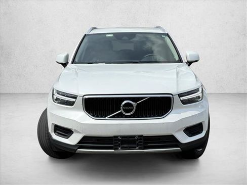 Used 2022 Volvo XC40 T4 Momentum FWD image 2
