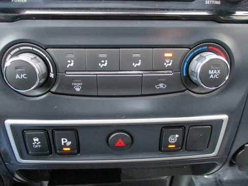 Used 2023 Nissan Titan S image 38