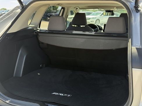 Used 2019 Toyota RAV4 XLE w/ Convenience Package FWD image 29