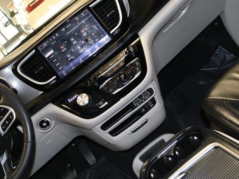 Used 2023 Chrysler Pacifica Touring-L image 27