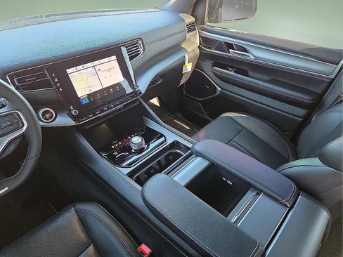 Used 2025 Jeep Wagoneer 4WD image 12