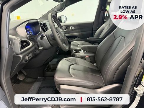 New 2027 Chrysler Pacifica Select AWD/4WD image 9