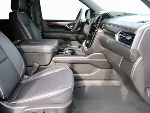 Used 2025 GMC Yukon XL Elevation image 14