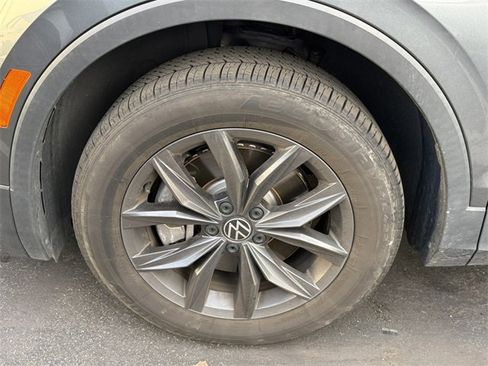 Used 2023 Volkswagen Tiguan SE image 3