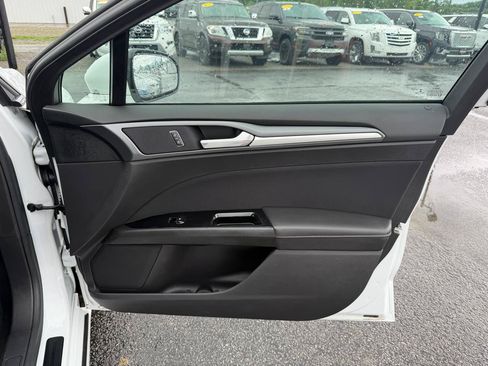 Used 2016 Ford Fusion SE FWD image 19