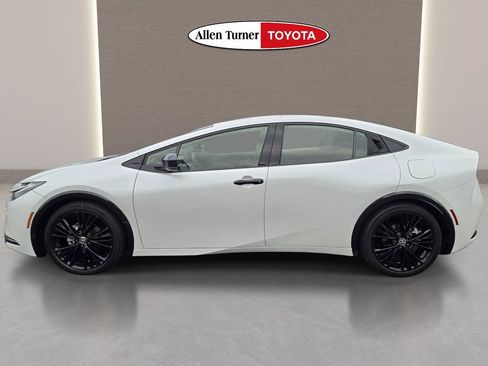 Used 2025 Toyota Prius FWD image 10