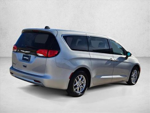 Used 2022 Chrysler Voyager LX image 5