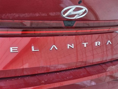 Used 2023 Hyundai Elantra Limited image 13