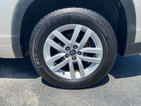 Used 2016 Toyota Highlander LE image 10