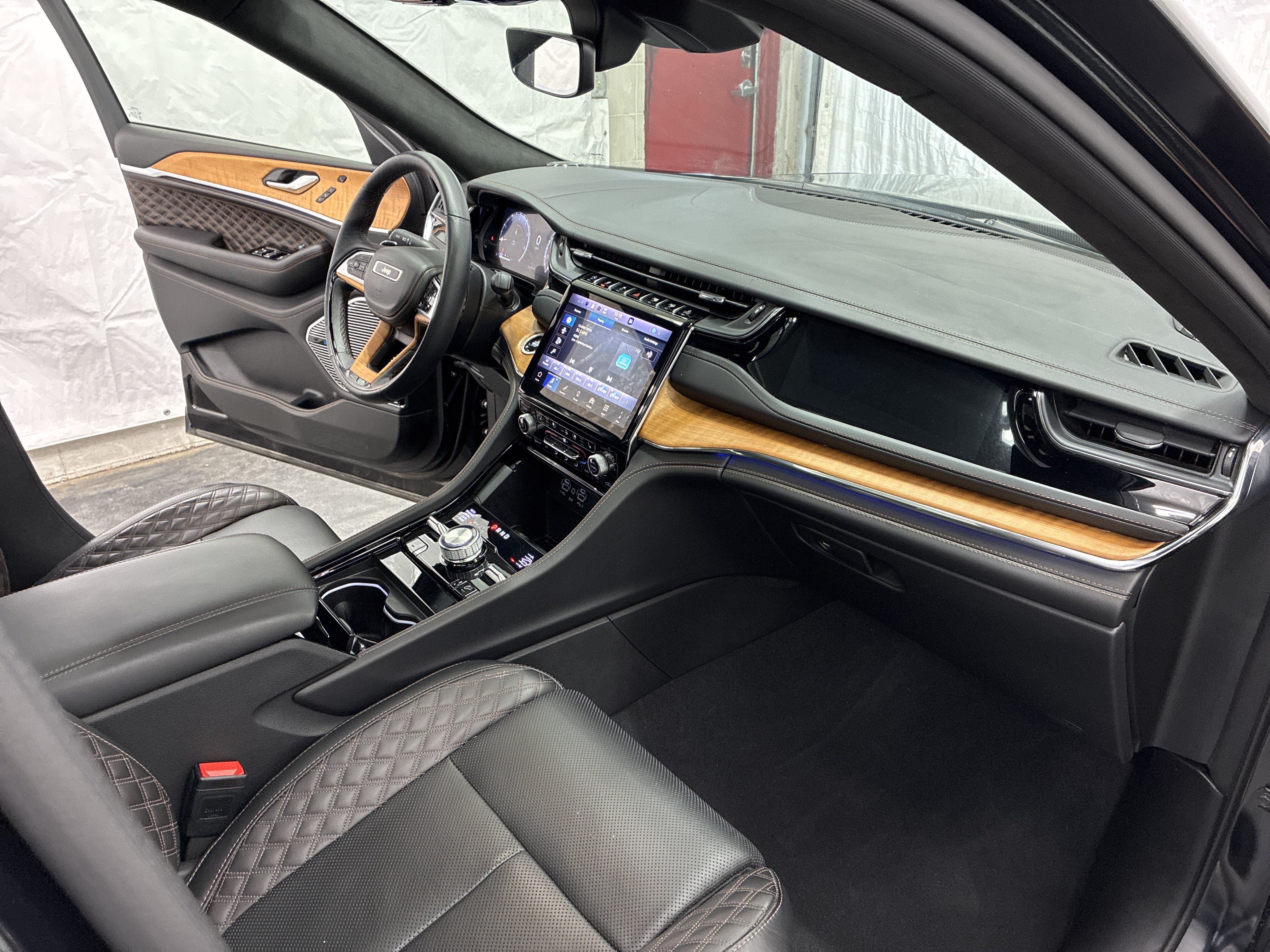Certified 2024 Jeep Grand Cherokee Summit AWD/4WD image 16