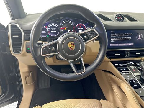 Certified 2023 Porsche Cayenne Platinum Edition image 18
