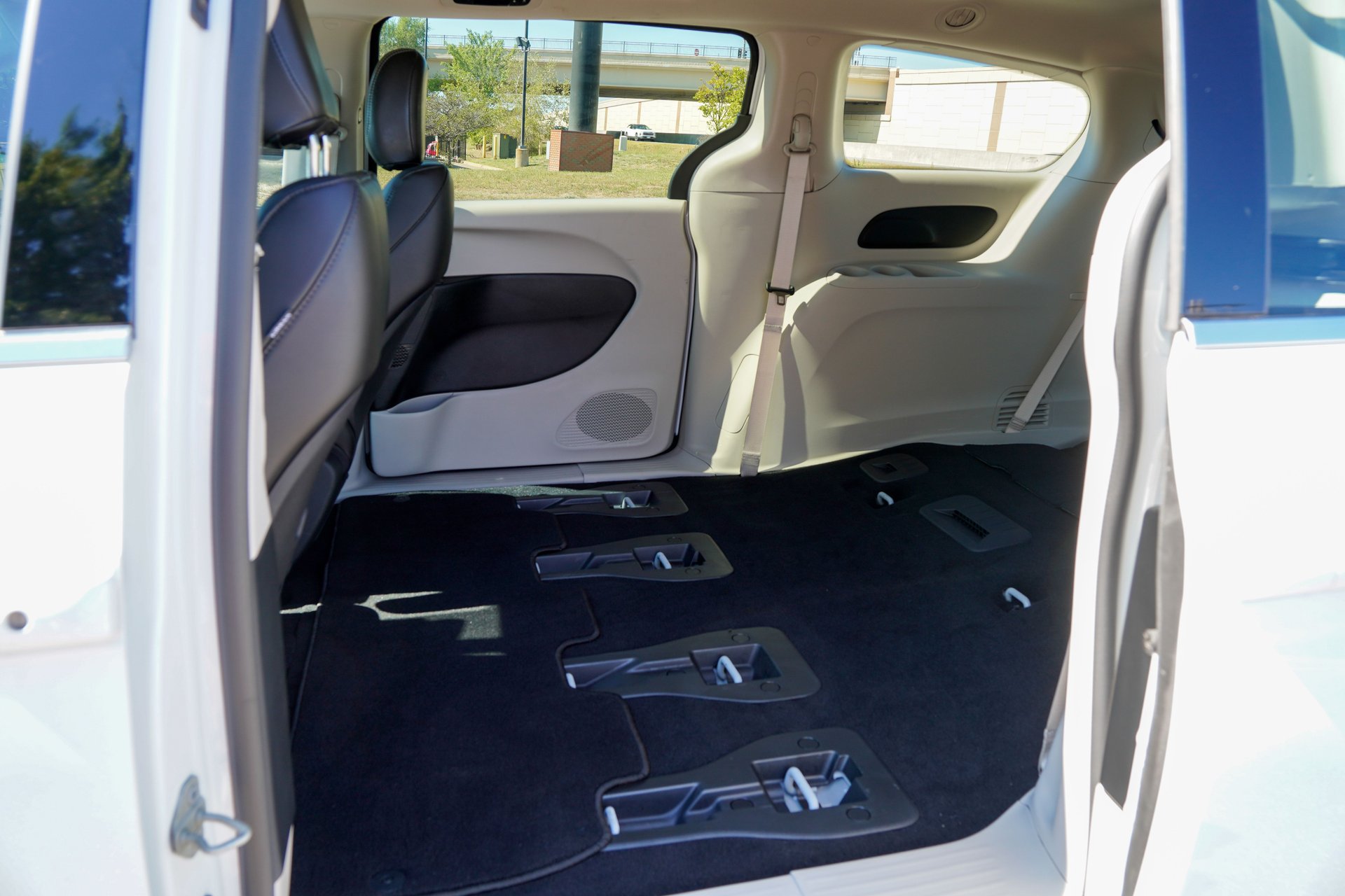 Used 2024 Chrysler Pacifica Limited FWD image 17