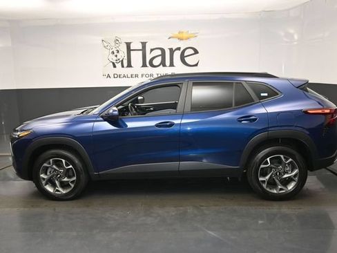 Used 2024 Chevrolet Trax LT w/ Sunroof Package FWD image 28