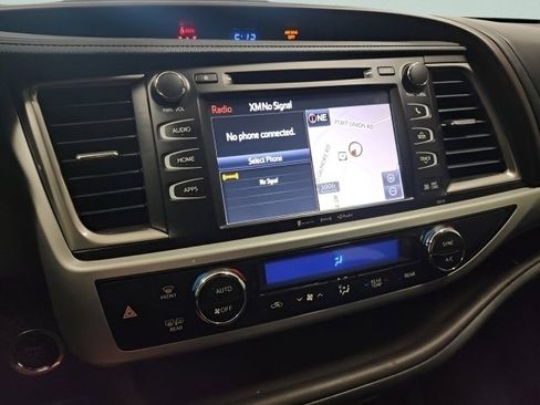 Used 2018 Toyota Highlander XLE AWD/4WD image 35