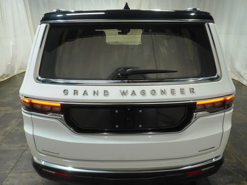 Used 2022 Jeep Grand Wagoneer Series III AWD/4WD image 4