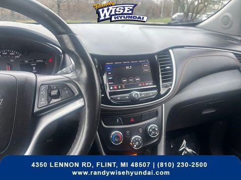 Used 2022 Chevrolet Trax LT w/ LT Convenience Package AWD/4WD image 17