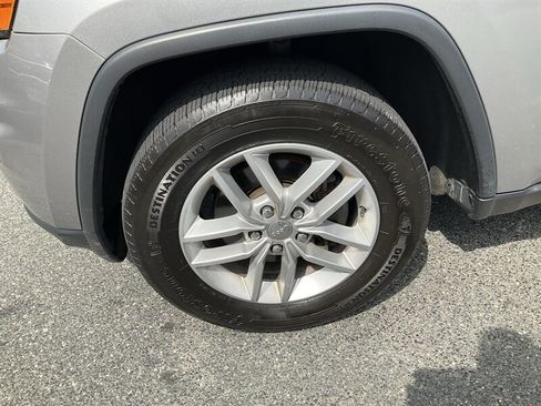 Used 2018 Jeep Grand Cherokee Laredo AWD/4WD image 9