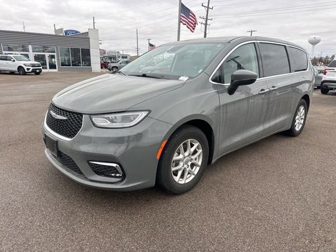 Used 2023 Chrysler Pacifica Touring-L image 15