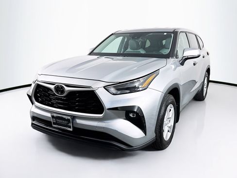 Used 2022 Toyota Highlander LE AWD/4WD image 3