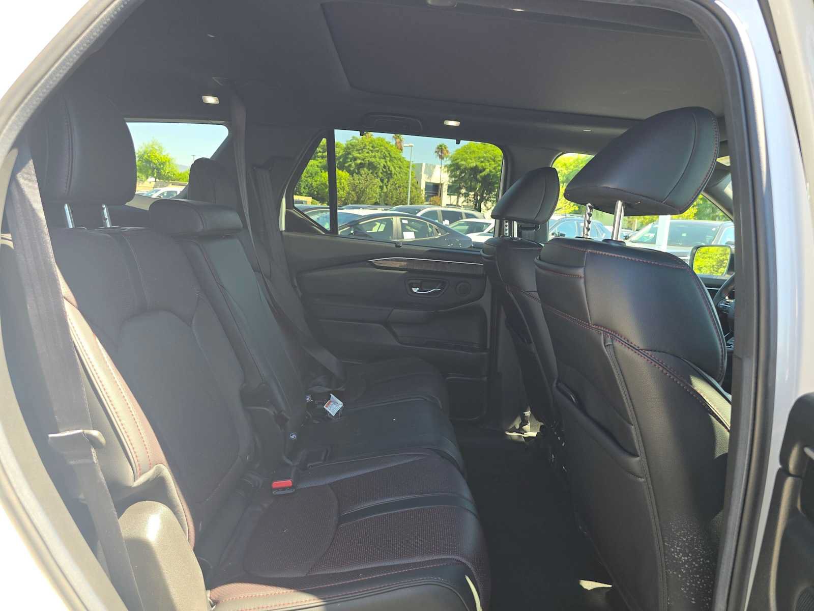 Used 2025 Honda Pilot Black Edition image 12