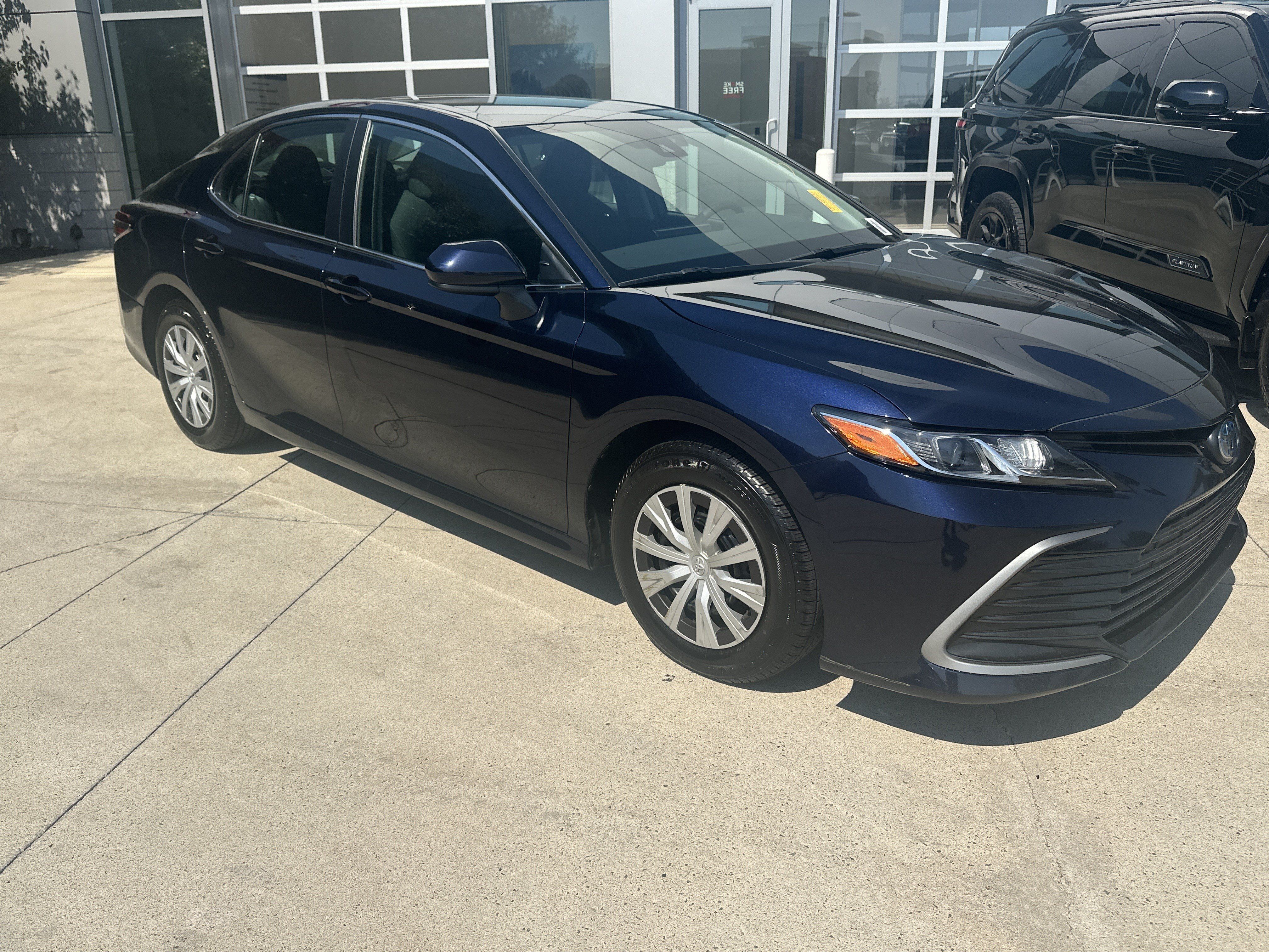Used 2022 Toyota Camry LE FWD image 2